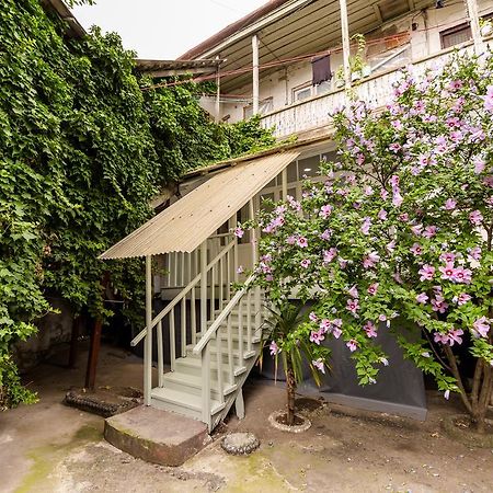 Apartment In Cozy Little Yard Tbilisi ภายนอก รูปภาพ