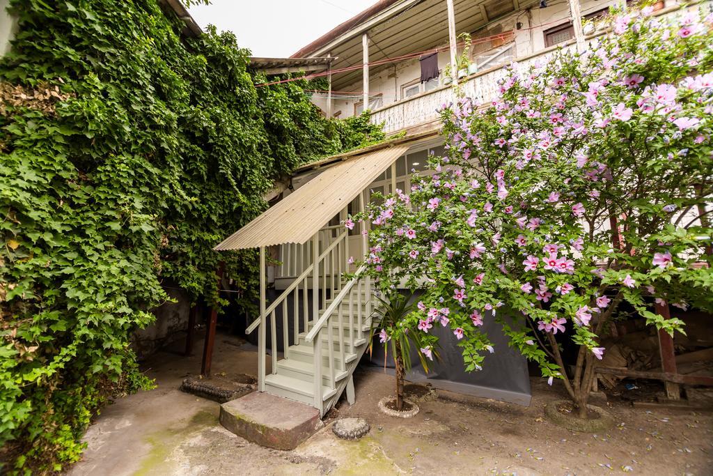 Apartment In Cozy Little Yard Tbilisi ภายนอก รูปภาพ